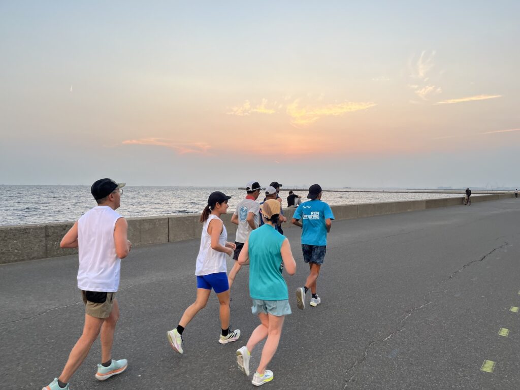 検見川浜駅〜稲毛の桟橋往復10kmランニング練習会【幕張ベイ・ランニングクラブ】