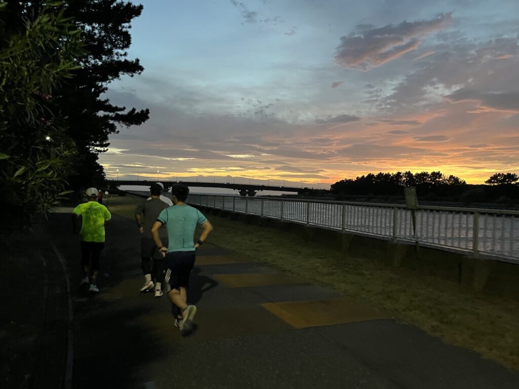 検見川浜駅〜稲毛の桟橋往復10kmランニング練習会【幕張ベイ・ランニングクラブ】